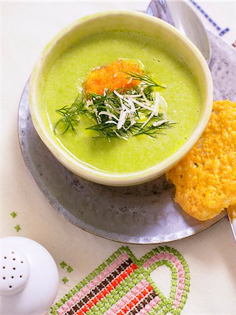 simsearch:6102-03828260,k - Pea soup with parmesan cracker, Sweden. Foto de stock - Sin royalties Premium, Código: 6102-03828321