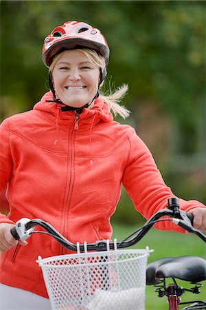 simsearch:6102-08996464,k - A woman on a bicycle, Sweden. Foto de stock - Royalty Free Premium, Número: 6102-03828499