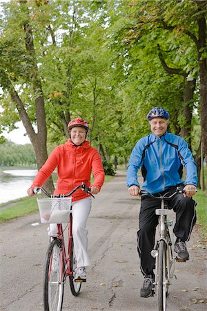 simsearch:6102-08996464,k - A couple cykling in a park, Sweden. Foto de stock - Royalty Free Premium, Número: 6102-03828550