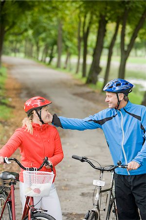 simsearch:6102-08748463,k - A couple cykling in a park, Sweden. Fotografie stock - Premium Royalty-Free, Codice: 6102-03828503