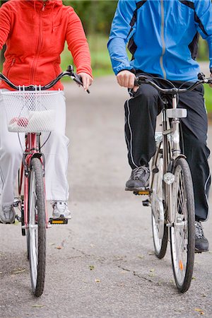 simsearch:6102-08996464,k - A couple cykling in a park, Sweden. Foto de stock - Royalty Free Premium, Número: 6102-03828501