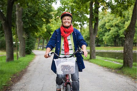 simsearch:6102-08996464,k - A woman cycling in the park, Sweden. Foto de stock - Royalty Free Premium, Número: 6102-03828513