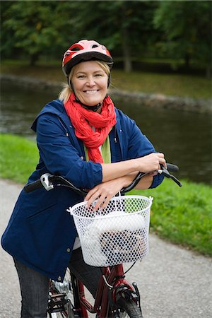 simsearch:6102-08996464,k - A woman cycling in the park, Sweden. Foto de stock - Royalty Free Premium, Número: 6102-03828511