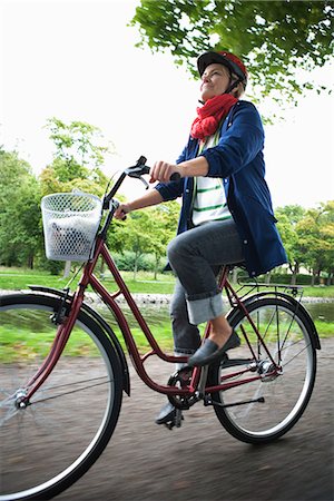 simsearch:6102-03750881,k - A woman cycling in the park, Sweden. Foto de stock - Sin royalties Premium, Código: 6102-03828517