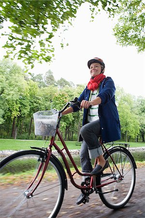 simsearch:6102-08996464,k - A woman cycling in the park, Sweden. Foto de stock - Royalty Free Premium, Número: 6102-03828518