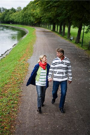 simsearch:6102-03828555,k - Ein zartes paar Spaziergang im Park, Schweden. Stockbilder - Premium RF Lizenzfrei, Bildnummer: 6102-03828522