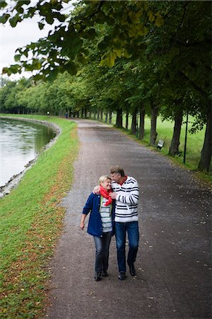 park avenue - Un tendre couple se promener dans le parc, Suède. Photographie de stock - Premium Libres de Droits, Code: 6102-03828524