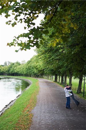 simsearch:6102-03828555,k - Ein zartes paar Spaziergang im Park, Schweden. Stockbilder - Premium RF Lizenzfrei, Bildnummer: 6102-03828525