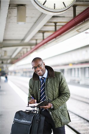 simsearch:6102-06470973,k - Ein Geschäftsmann mit einem Kalender auf einem Bahnhof, Stockholm, Schweden. Stockbilder - Premium RF Lizenzfrei, Bildnummer: 6102-03828653