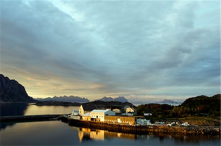 Vue sur l'océan et le soleil de minuit, Henningsvaer, îles Lofoten, Norvège. Photographie de stock - Premium Libres de Droits, Code: 6102-03828781