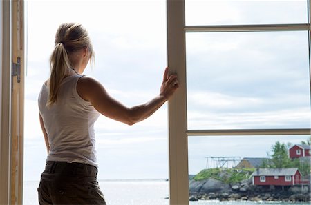Eine Frau, bewundern die Aussicht, Lofoten Inseln, Norwegen. Stockbilder - Premium RF Lizenzfrei, Bildnummer: 6102-03828785