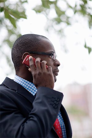 Un homme d'affaires à l'aide d'un téléphone cellulaire, Stockholm, Suède. Photographie de stock - Premium Libres de Droits, Code: 6102-03828707