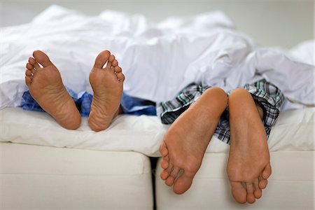 sleeping man foot - Un homme et une femme allongée, Suède. Photographie de stock - Premium Libres de Droits, Code: 6102-03828873