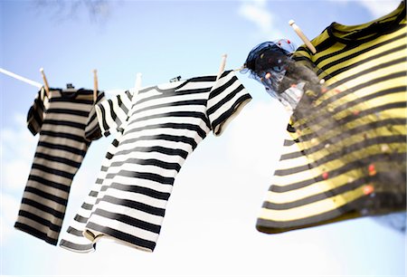 Three striped t-shirts hanging out to dry, Sweden. Foto de stock - Sin royalties Premium, Código: 6102-03828838