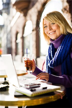simsearch:6102-03867132,k - Junge Frau sitzt in einem Café mit einem Laptop, Schweden. Stockbilder - Premium RF Lizenzfrei, Bildnummer: 6102-03828961