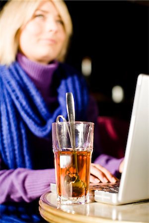 simsearch:649-06001362,k - Young woman sitting in a cafe using a laptop, Sweden. Foto de stock - Sin royalties Premium, Código: 6102-03828962