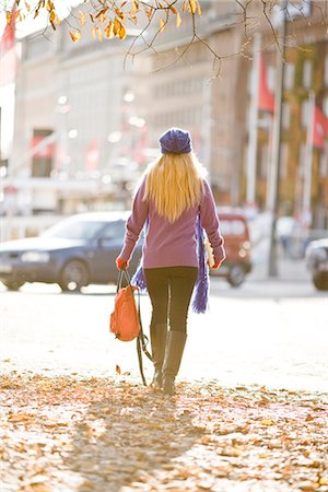 promenade - Jeune étudiante en se promenant à l'automne, Stockholm, Suède. Photographie de stock - Premium Libres de Droits, Code: 6102-03828972