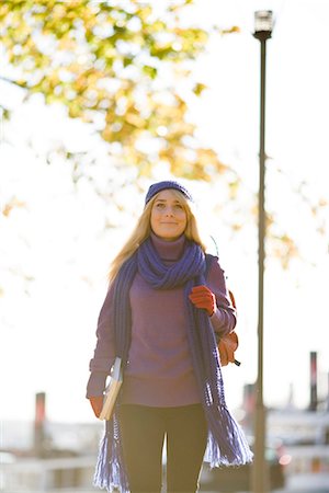 promenade - Jeune étudiante en se promenant à l'automne, Stockholm, Suède. Photographie de stock - Premium Libres de Droits, Code: 6102-03828974