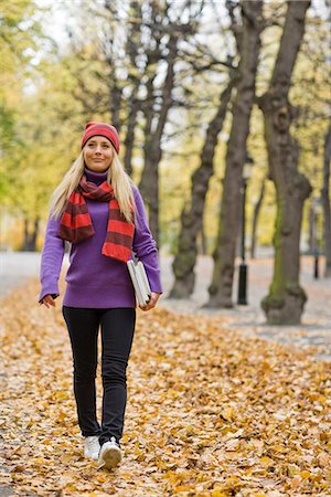 promenade - Eine Frau, die zu Fuß in einem Park im Herbst, Schweden. Stockbilder - Premium RF Lizenzfrei, Bildnummer: 6102-03829004