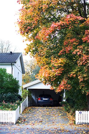 simsearch:6102-07769211,k - Un garage avec une voiture garée par une maison blanche, Suède. Photographie de stock - Premium Libres de Droits, Code: 6102-03829169