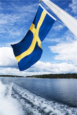 simsearch:400-04879625,k - Drapeau suédois sur un bateau, Suède. Photographie de stock - Premium Libres de Droits, Code: 6102-03829174