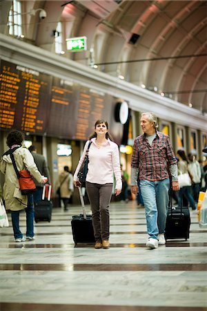 A couple with suitcases at a railway station, Stock Photo - Premium Royalty-Free, Code: 6102-03829126
