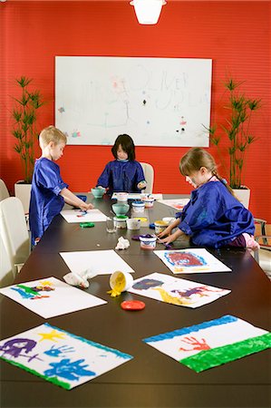 education concept - Enfants jouant dans un bureau, Suède. Photographie de stock - Premium Libres de Droits, Code: 6102-03959803