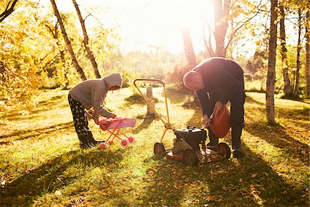 Un père avec sa fille dans le jardin, Suède. Photographie de stock - Premium Libres de Droits, Code: 6102-03903952