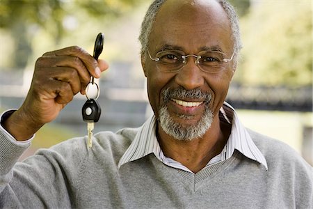 simsearch:6102-03866566,k - Senior man holding a car key, Sweden. Foto de stock - Sin royalties Premium, Código: 6102-03903983