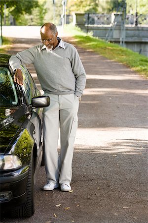 simsearch:6102-03828583,k - Senior man standing by a black car, Sweden. Fotografie stock - Premium Royalty-Free, Codice: 6102-03903980