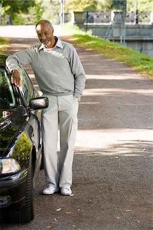 simsearch:6102-03828583,k - Senior man standing by a black car, Sweden. Fotografie stock - Premium Royalty-Free, Codice: 6102-03903981