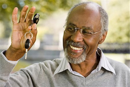 simsearch:6102-03865784,k - Senior man holding a car key, Sweden. Foto de stock - Sin royalties Premium, Código: 6102-03903984