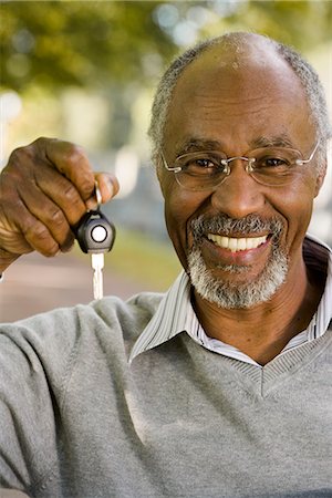 simsearch:6102-07602696,k - Senior man holding a car key, Sweden. Fotografie stock - Premium Royalty-Free, Codice: 6102-03903985