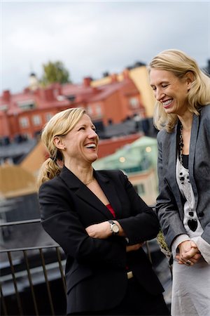 Deux femmes d'avoir une conversation, Suède. Photographie de stock - Premium Libres de Droits, Code: 6102-03903924