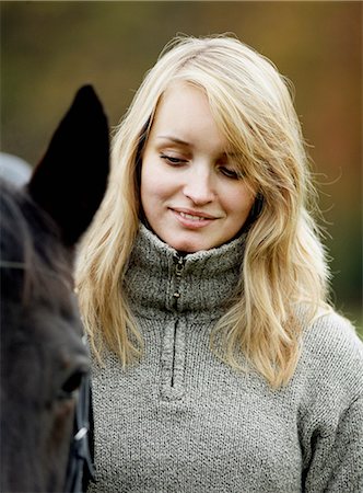 simsearch:6102-08746672,k - Une femme et un cheval, Suède. Photographie de stock - Premium Libres de Droits, Code: 6102-03903938