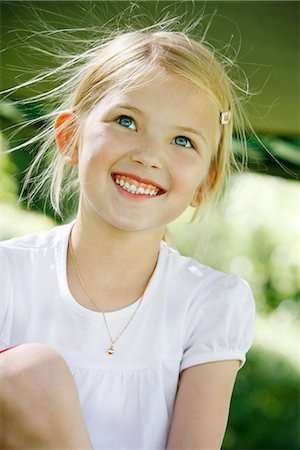 simsearch:6102-03904043,k - Une fille scandinave souriant au soleil, Suède. Photographie de stock - Premium Libres de Droits, Code: 6102-03904041