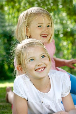 simsearch:6102-06336526,k - Two Scandinavian girls laughing. Foto de stock - Royalty Free Premium, Número: 6102-03904045