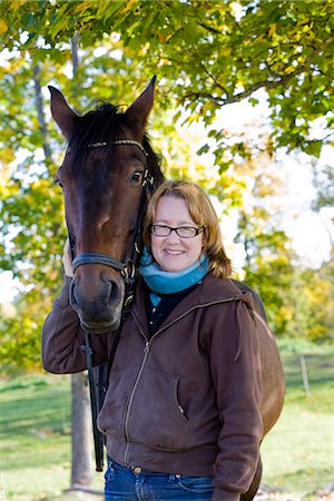 simsearch:6102-03867196,k - Femme scandinave avec un cheval, Suède. Photographie de stock - Premium Libres de Droits, Code: 6102-03904025