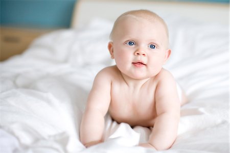 simsearch:6102-03867771,k - Porträt eines Babys liegen in einem Bett, Schweden. Stockbilder - Premium RF Lizenzfrei, Bildnummer: 6102-03904035