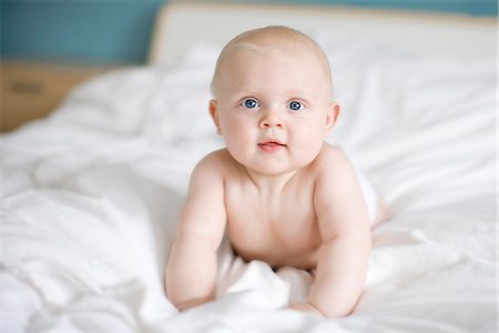 simsearch:6102-03867771,k - Porträt eines Babys liegen in einem Bett, Schweden. Stockbilder - Premium RF Lizenzfrei, Bildnummer: 6102-03904036