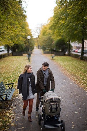 park avenue - Un couple se promener avec leur bébé, Suède. Photographie de stock - Premium Libres de Droits, Code: 6102-03904179