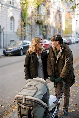 simsearch:6102-03904240,k - Ein paar, ein Spaziergang mit ihrem Baby, Schweden. Stockbilder - Premium RF Lizenzfrei, Bildnummer: 6102-03904198