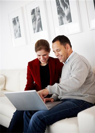 simsearch:6102-03904116,k - Un couple à l'aide d'un ordinateur portable, Suède. Photographie de stock - Premium Libres de Droits, Code: 6102-03904117