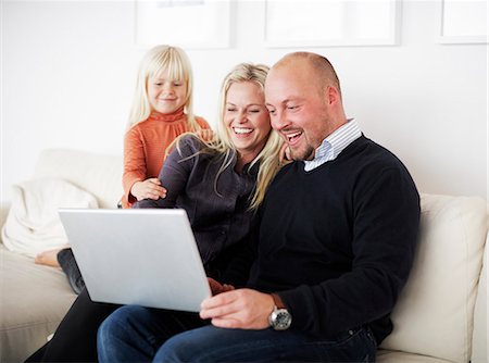 simsearch:6102-03904229,k - A family using a laptop, Sweden. Fotografie stock - Premium Royalty-Free, Codice: 6102-03904118