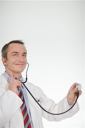 simsearch:6102-03905315,k - Un médecin de sexe masculin à l'aide d'un stéthoscope, Suède. Photographie de stock - Premium Libres de Droits, Code: 6102-03904292