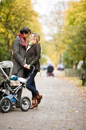 park avenue - Ein paar, ein Spaziergang mit ihrem Sohn, Schweden. Stockbilder - Premium RF Lizenzfrei, Bildnummer: 6102-03904229