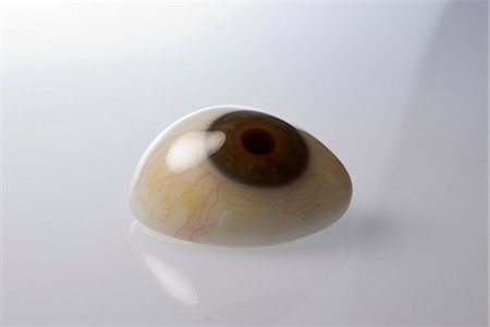 sinistre (lugubre) - Un œil artificiel. Photographie de stock - Premium Libres de Droits, Code: 6102-03904349