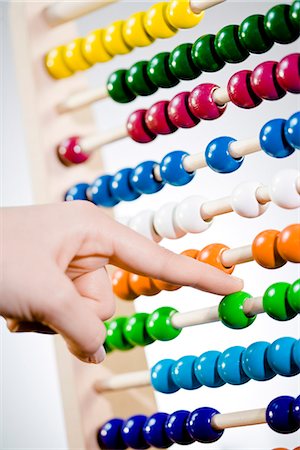 A woman using an abacus. Foto de stock - Royalty Free Premium, Número: 6102-03904449