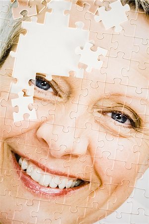 face card - A puzzle with the image of a woman. Foto de stock - Sin royalties Premium, Código: 6102-03904428