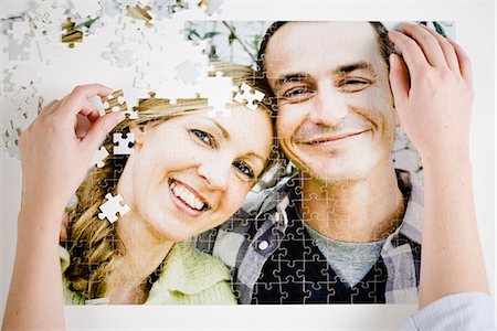 puzzle piece - A puzzle with the image of a couple. Foto de stock - Sin royalties Premium, Código: 6102-03904434